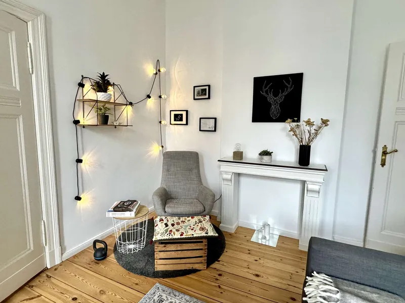 Stilvoll möblierte Altbauwohnung mit Balkon im sanierten Seitenflügel – befristeter MV - keine WG — photo 1